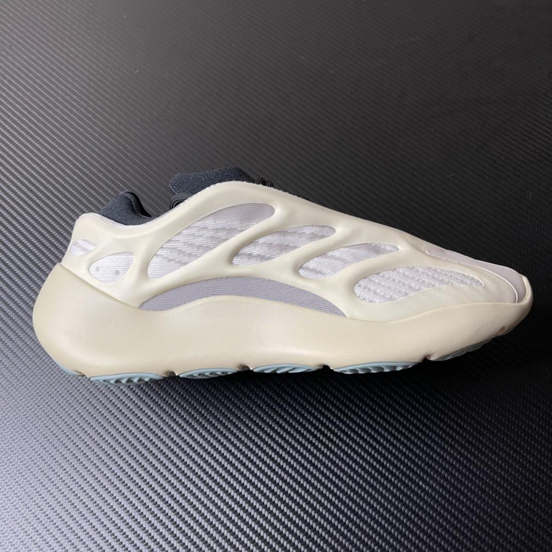 Adidas Yeezy -  CoconCoconut 700V3 Alien
